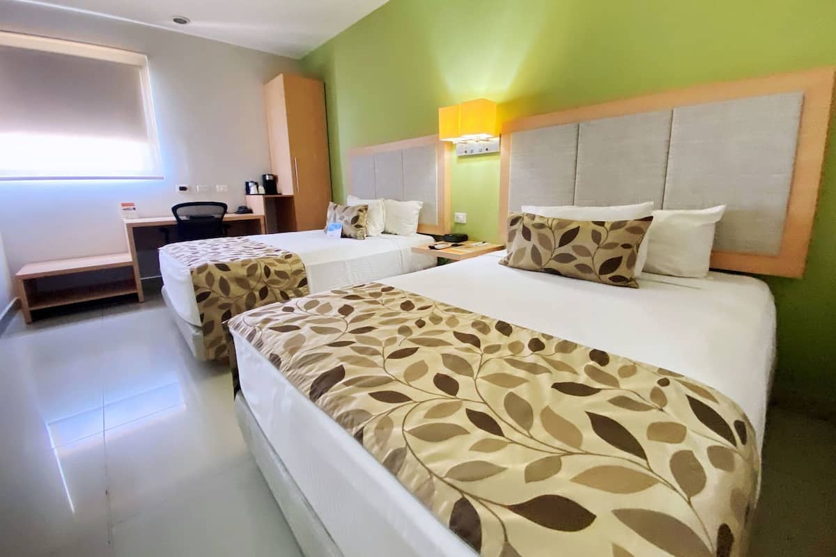 Literie de qualitĂ©, coffre-fort, bureau, rideaux dâobscurcissement