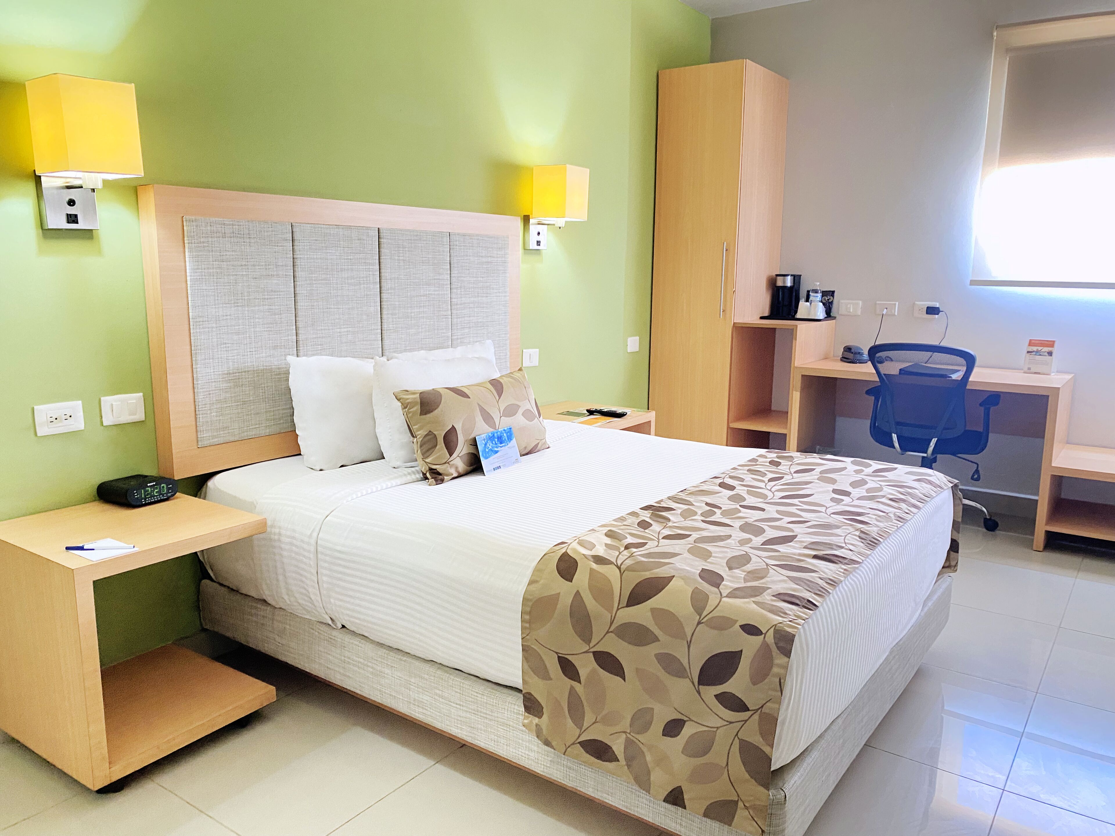 standard room, 1 queen bed, non smoking | 1 bedroom, premium bedding, in-room safe, desk