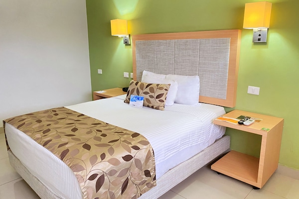 Kamar Standar, 1 Tempat Tidur Queen, Bebas Asap Rokok | Seprai premium, brankas, meja kerja, dan tirai kedap cahaya