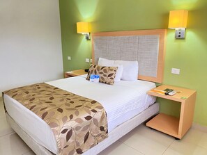 Standard Room, 1 Queen Bed, Non Smoking | Premium bedding, in-room safe, desk, blackout drapes - Sleep Inn Culiacan (Culiacán)