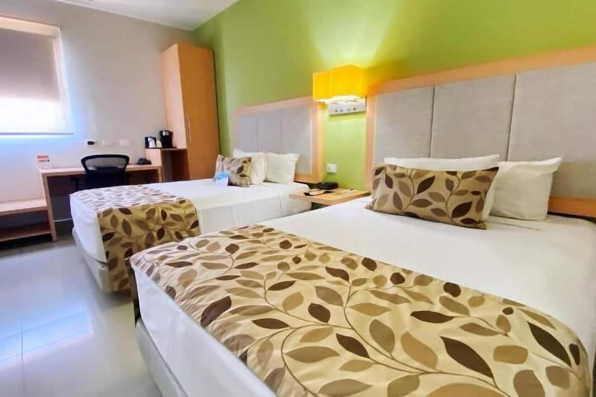 Roupas de cama premium, cofres nos quartos, escrivaninha