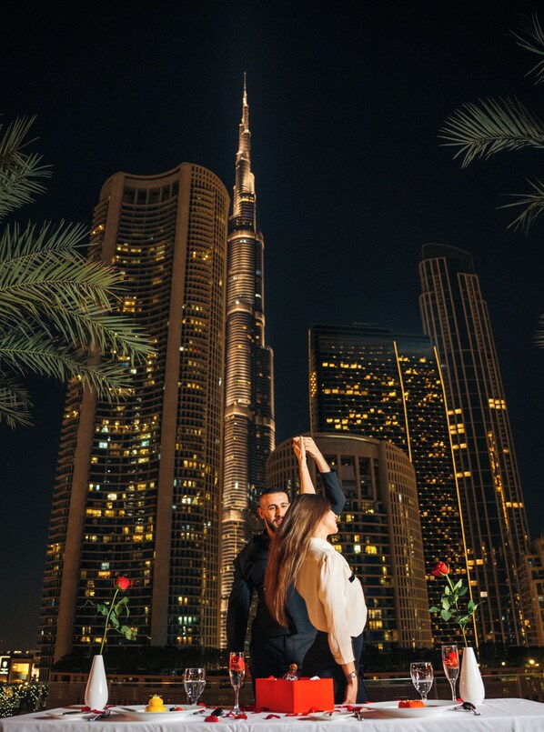 5 restaurants, breakfast, lunch, dinner served; international cuisine 