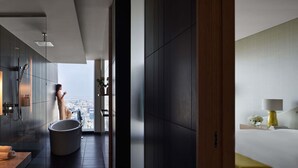 A modern bathroom with a bathtub, a shower, and a large mirror. - Sofitel Dubai Downtown (Dubai)
