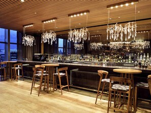 5 restaurants, breakfast, lunch, dinner served; international cuisine - Sofitel Dubai Downtown (Dubai)