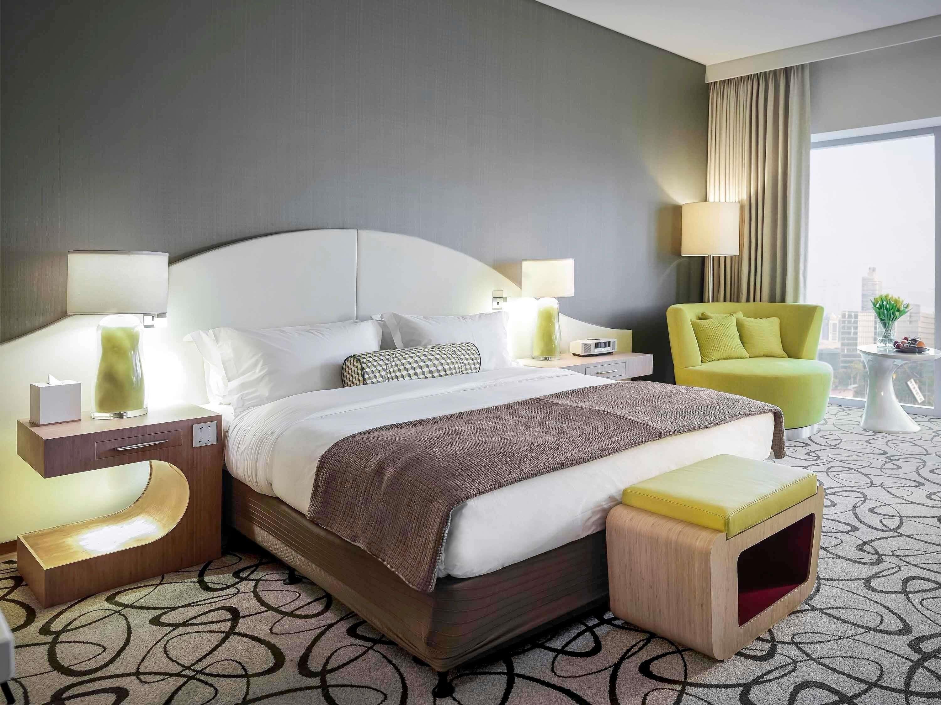 高档床上用品、羽绒被、迷你吧、客房内保险箱