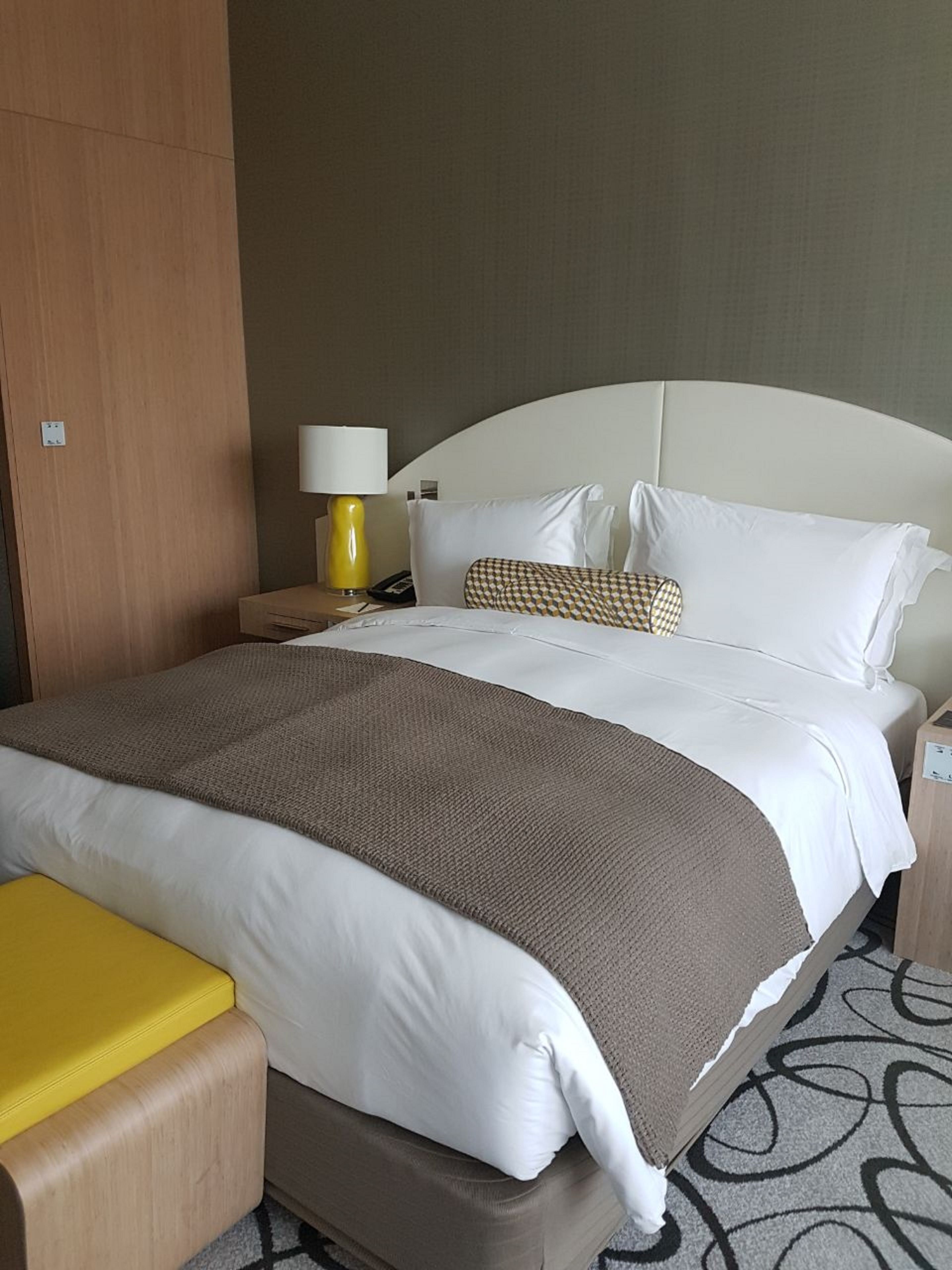 Ropa de cama de alta calidad, cubrecamas y minibar 