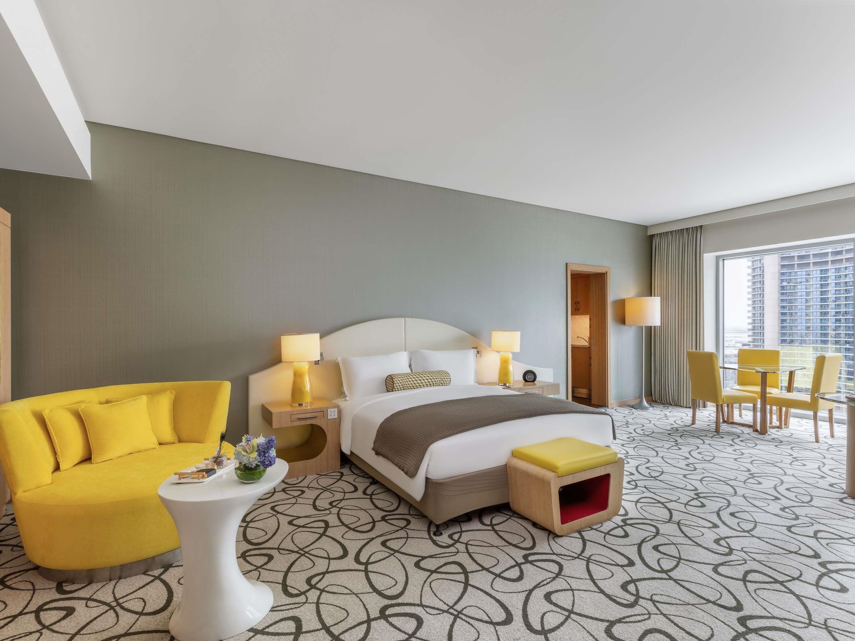 奢华开间 | 高档床上用品、羽绒被、迷你吧、客房内保险箱