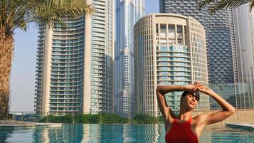 2 utendørsbassenger, bassengparasoller og solsenger