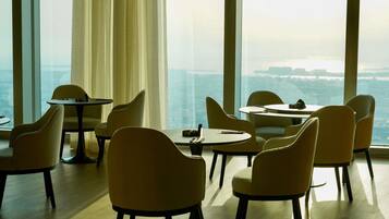 5 restauranter, frokost, lunsj og middag serveres, internasjonale retter