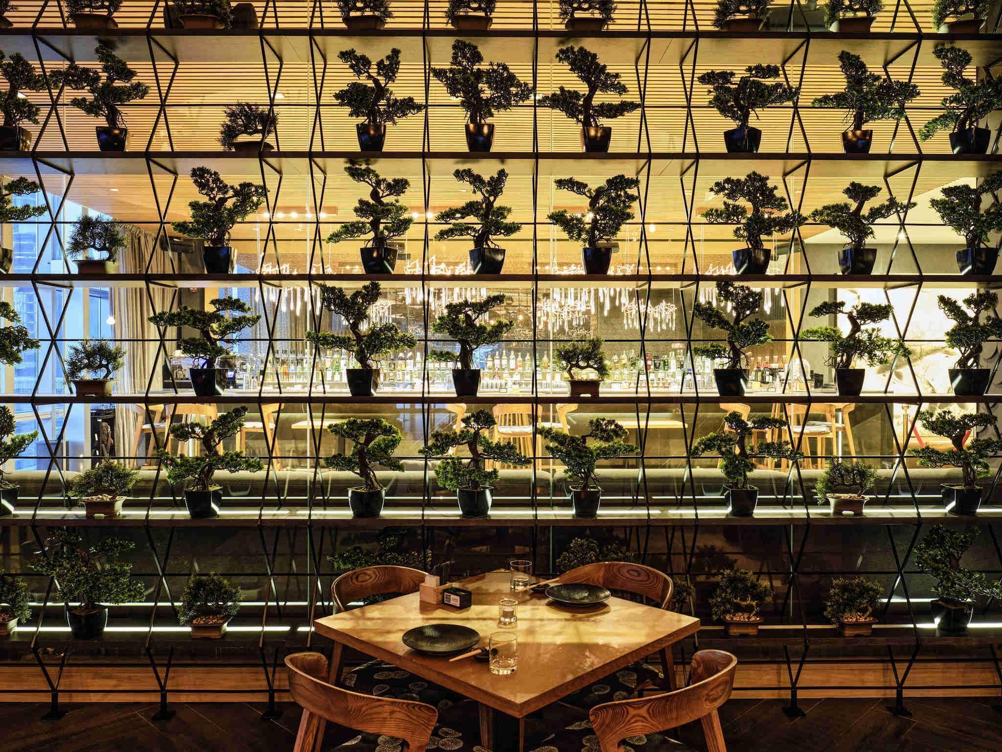 5 restaurants; breakfast, lunch and dinner served 