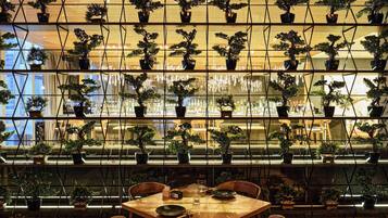 5 restaurants; breakfast, lunch and dinner served
