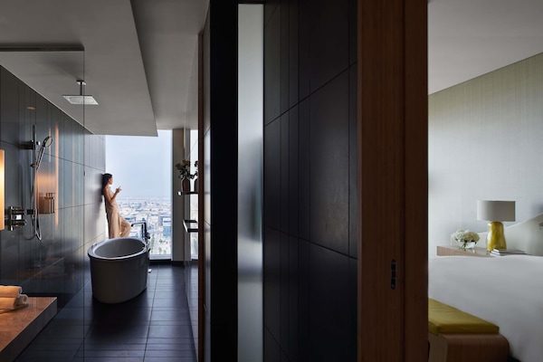 Ropa de cama de alta calidad, cubrecamas y minibar