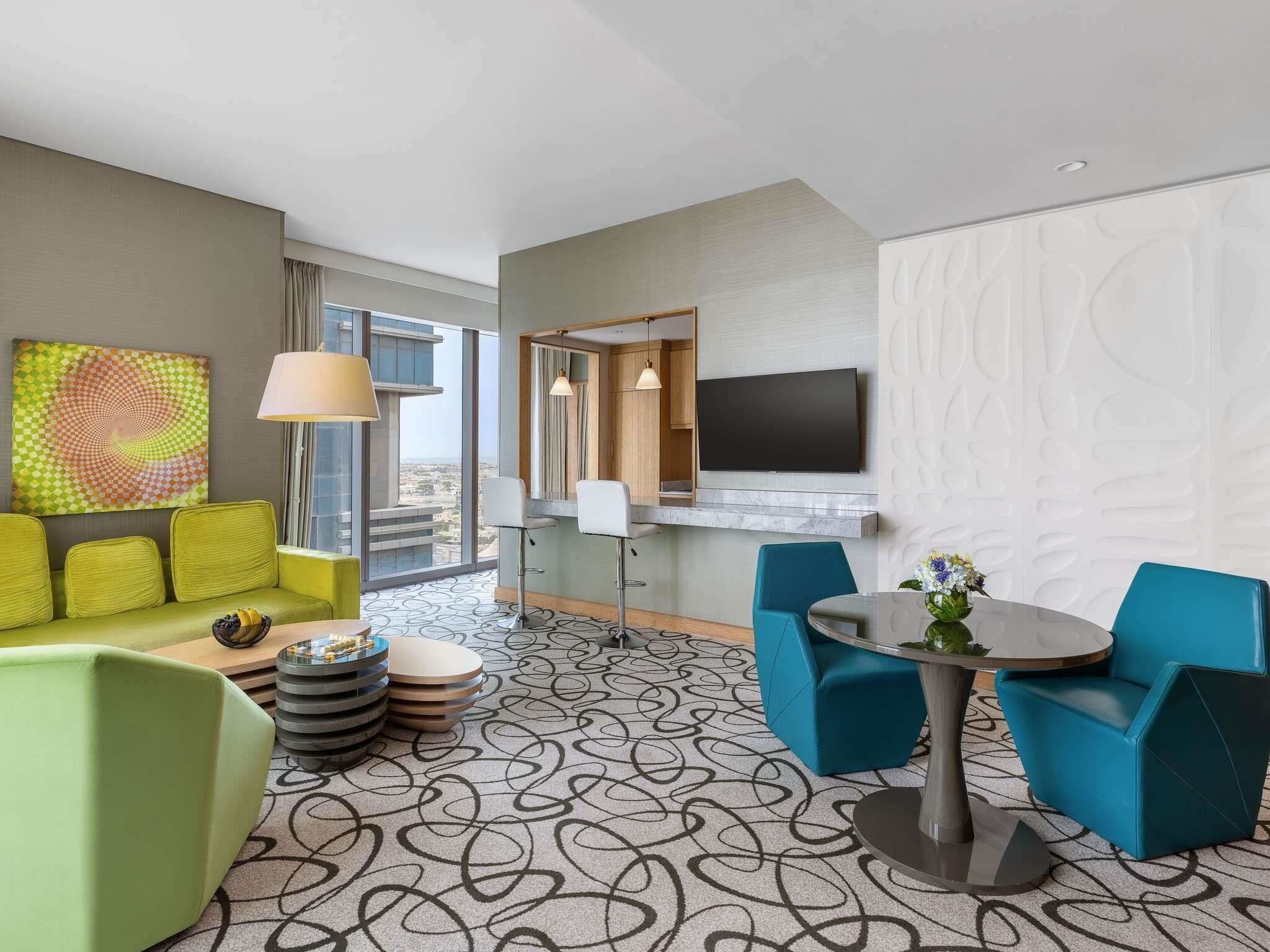 고급 침구, 오리/거위털 이불, 미니바, 객실 내 금고