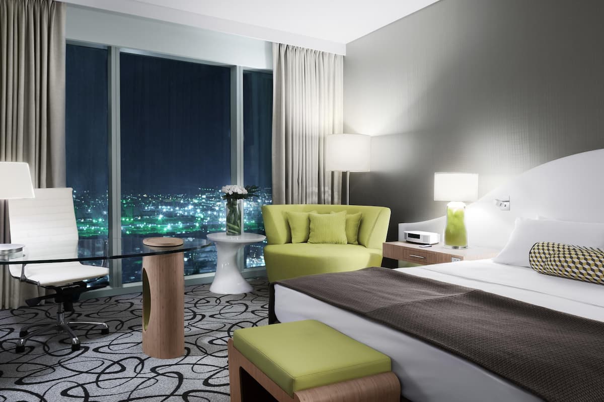 Luxe kamer, 1 kingsize bed (Coastline View) | 1 slaapkamer, luxe beddengoed, donzen dekbedden, een minibar