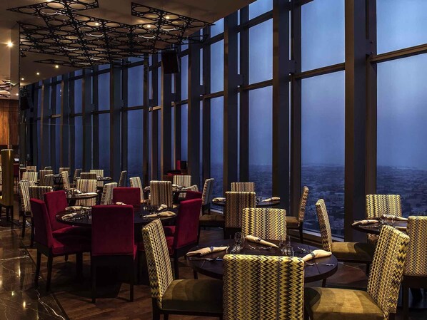 5 restaurants, breakfast, lunch, dinner served; international cuisine - Sofitel Dubai Downtown (Dubai)