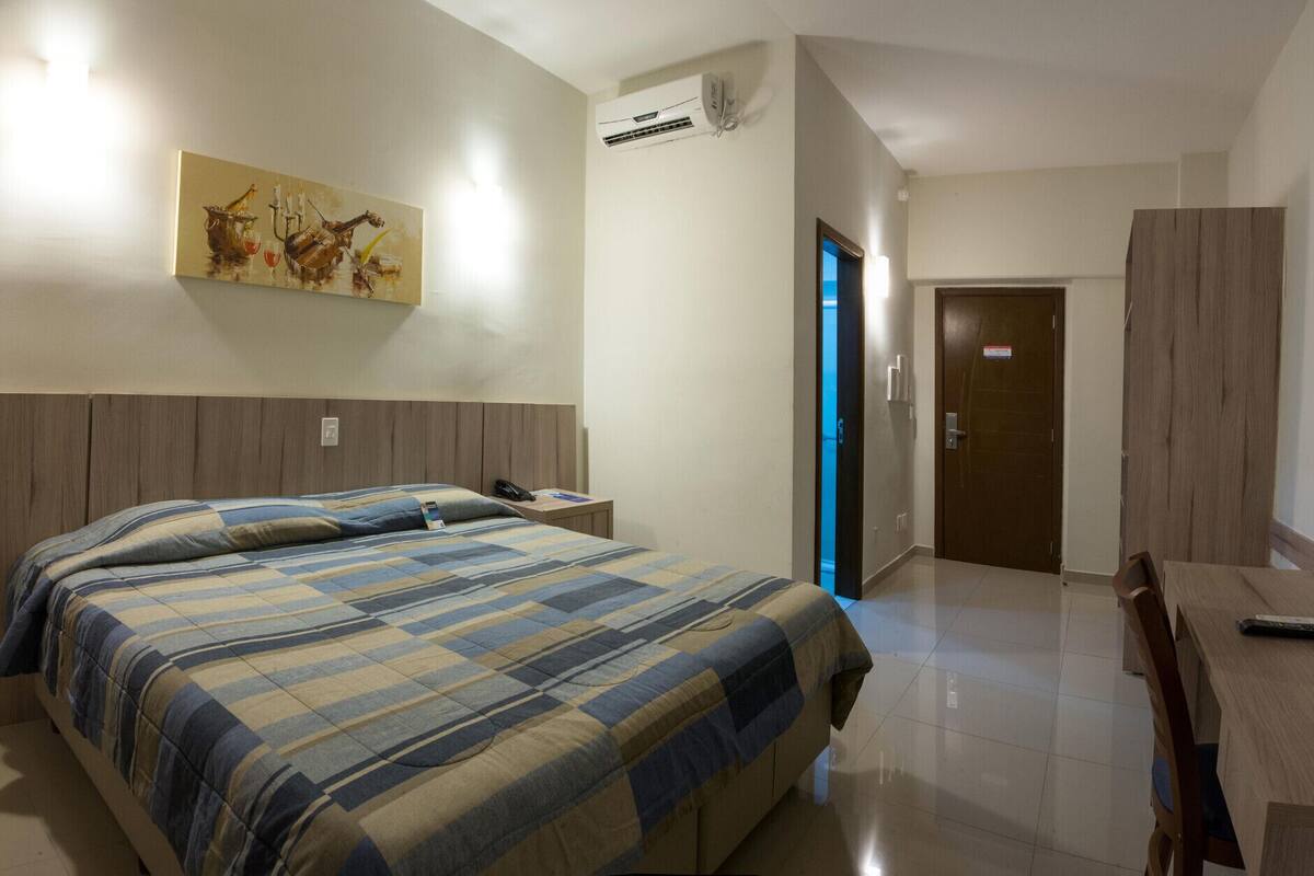Minibar, caja de seguridad en la habitación y escritorio 