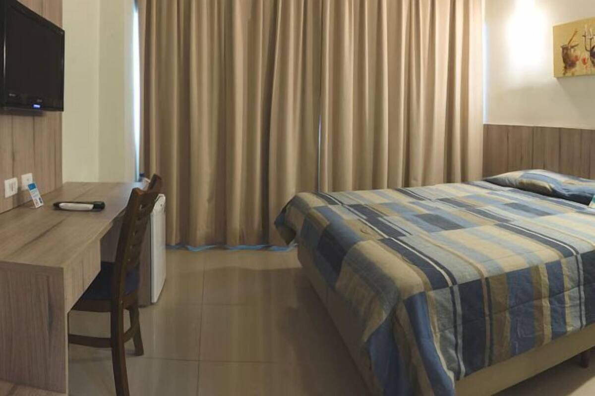 Minibar, caja de seguridad en la habitación y escritorio