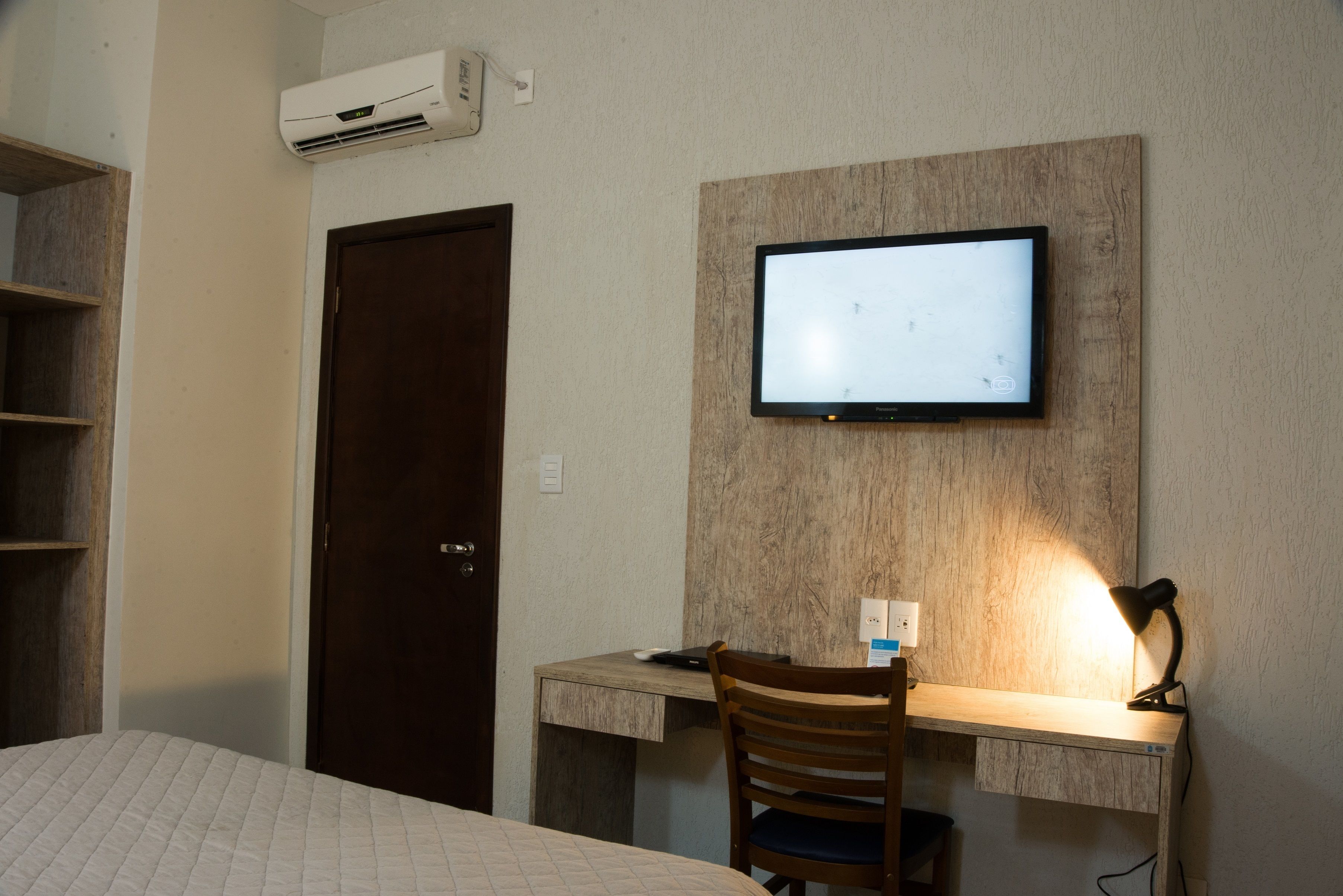 deluxe studio suite, 1 queen bed | minibar, in-room safe, desk, laptop workspace