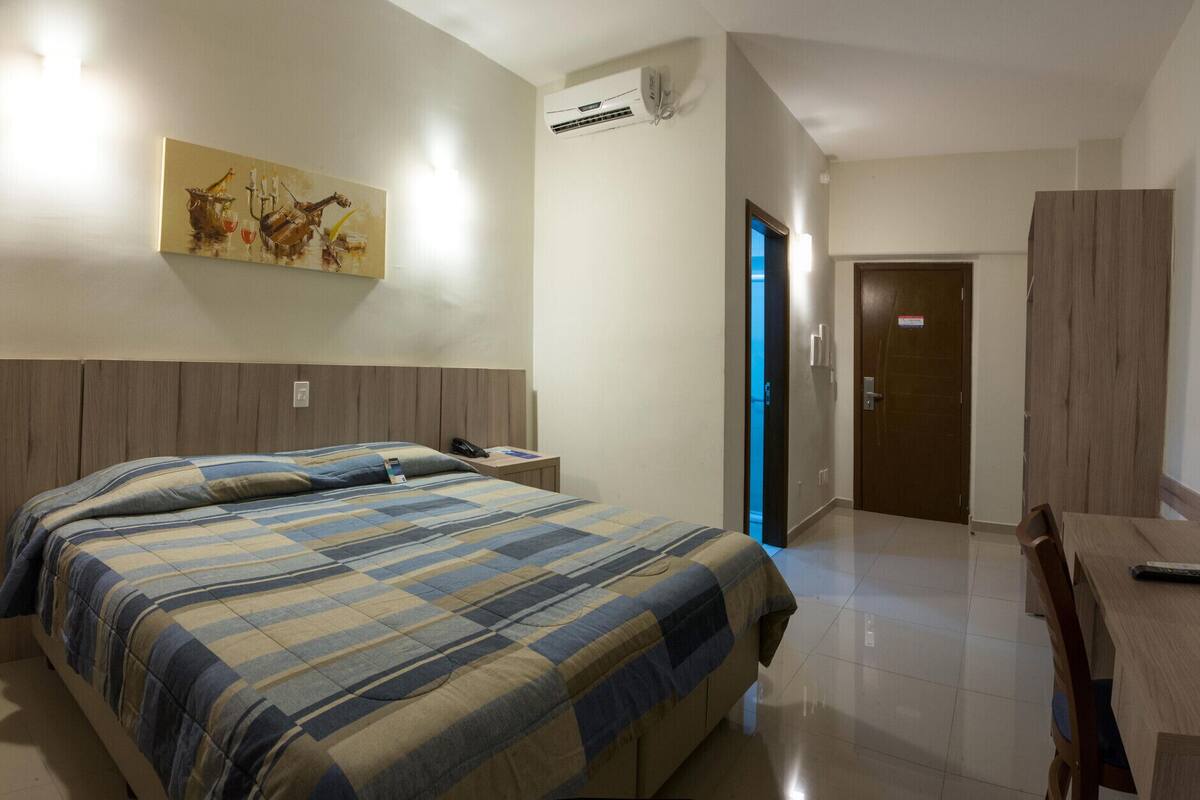 Minibar, caja de seguridad en la habitación y escritorio 