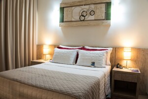 Suite estudio Deluxe, 1 cama de matrimonio | Minibar, caja fuerte, escritorio y espacio para trabajar con un portátil