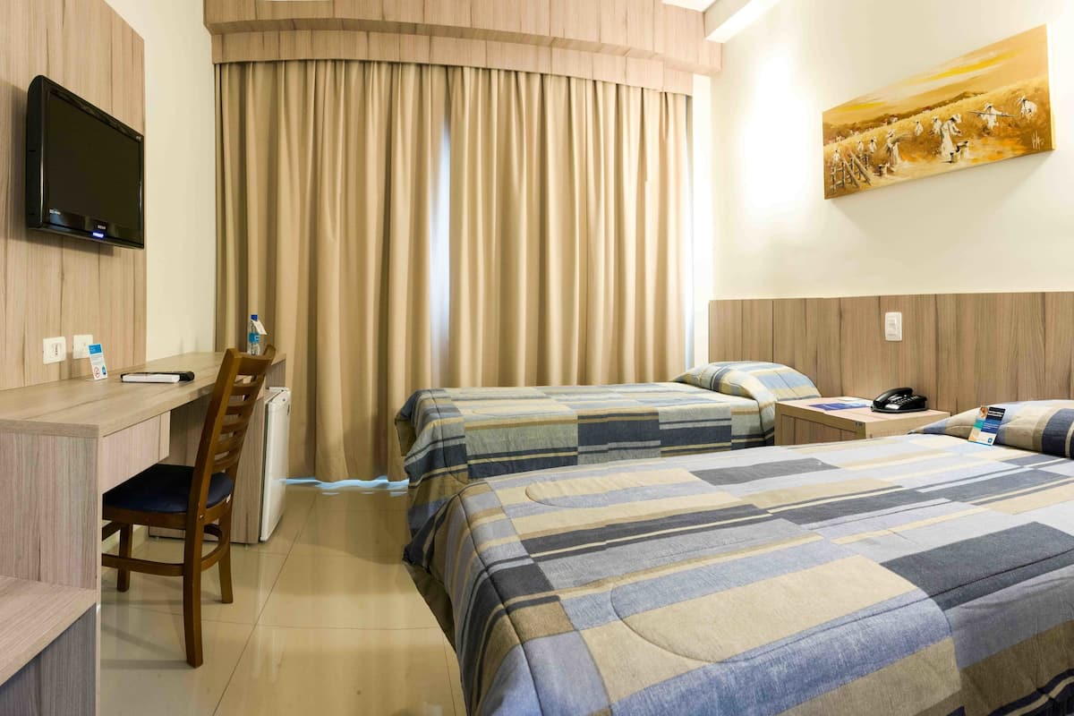 Deluxe Twin Room, 2 Katil Bujang (Single) | Bar mini, peti besi dalam bilik, meja, ruang kerja komputer riba