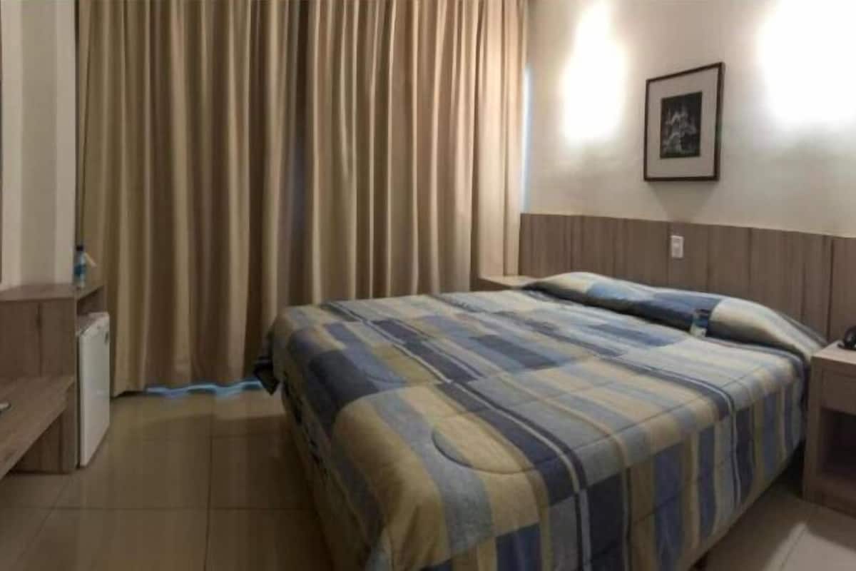 Minibar, Zimmersafe, Schreibtisch, laptopgeeigneter Arbeitsplatz