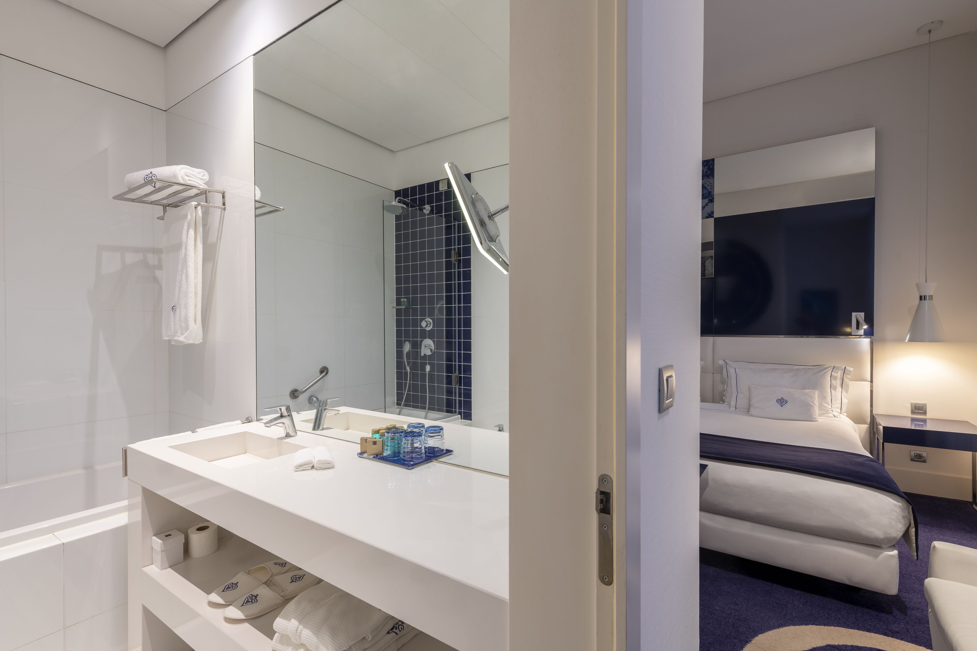 deluxe double or twin room | minibar, in-room safe, desk, laptop workspace