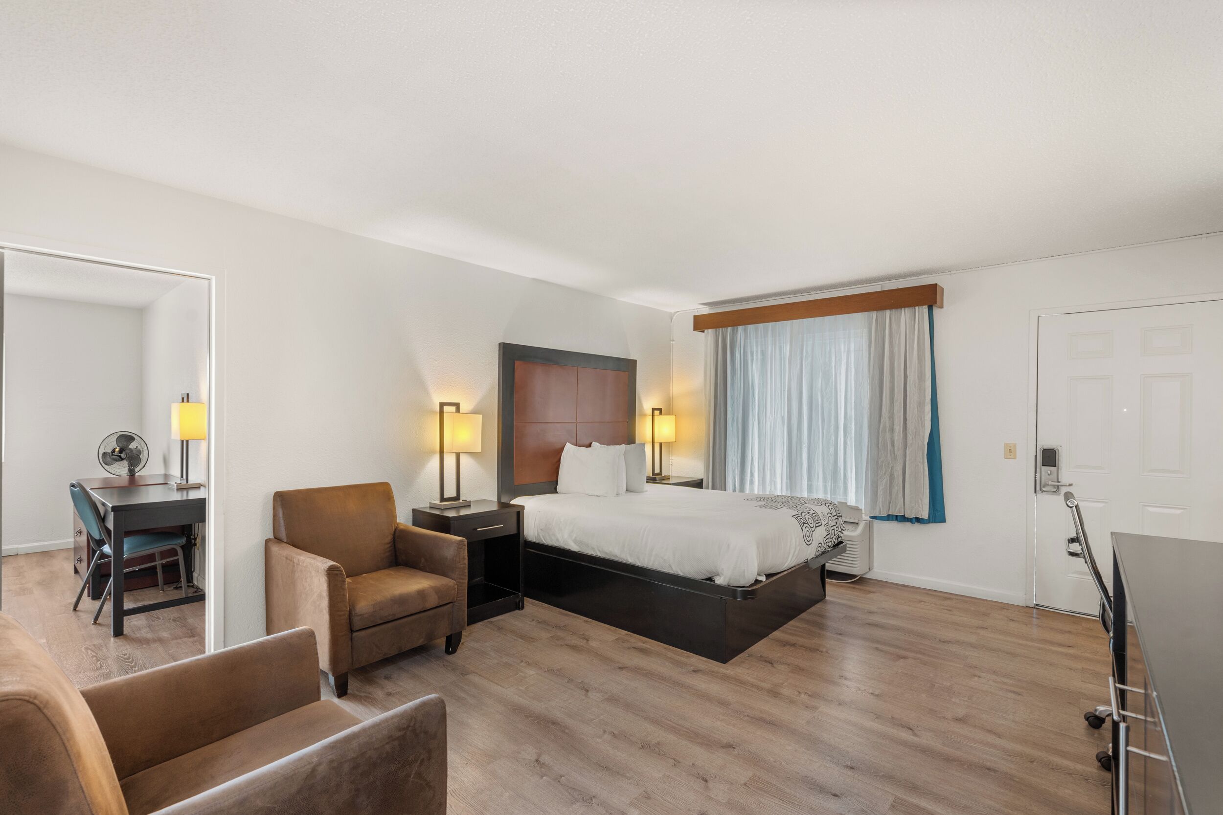 Family Room | Desk, iron/ironing board, WiFi (free), bed sheets