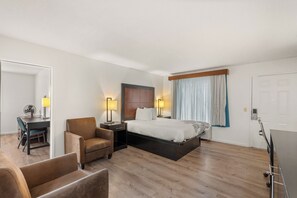 Family Room | Desk, iron/ironing board, WiFi (free), bed sheets