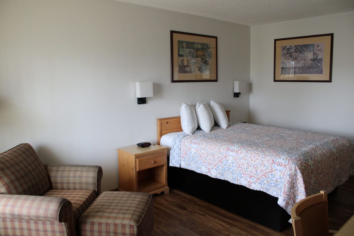 Standard Room, 1 Queen Bed | Desk, iron/ironing board, free WiFi