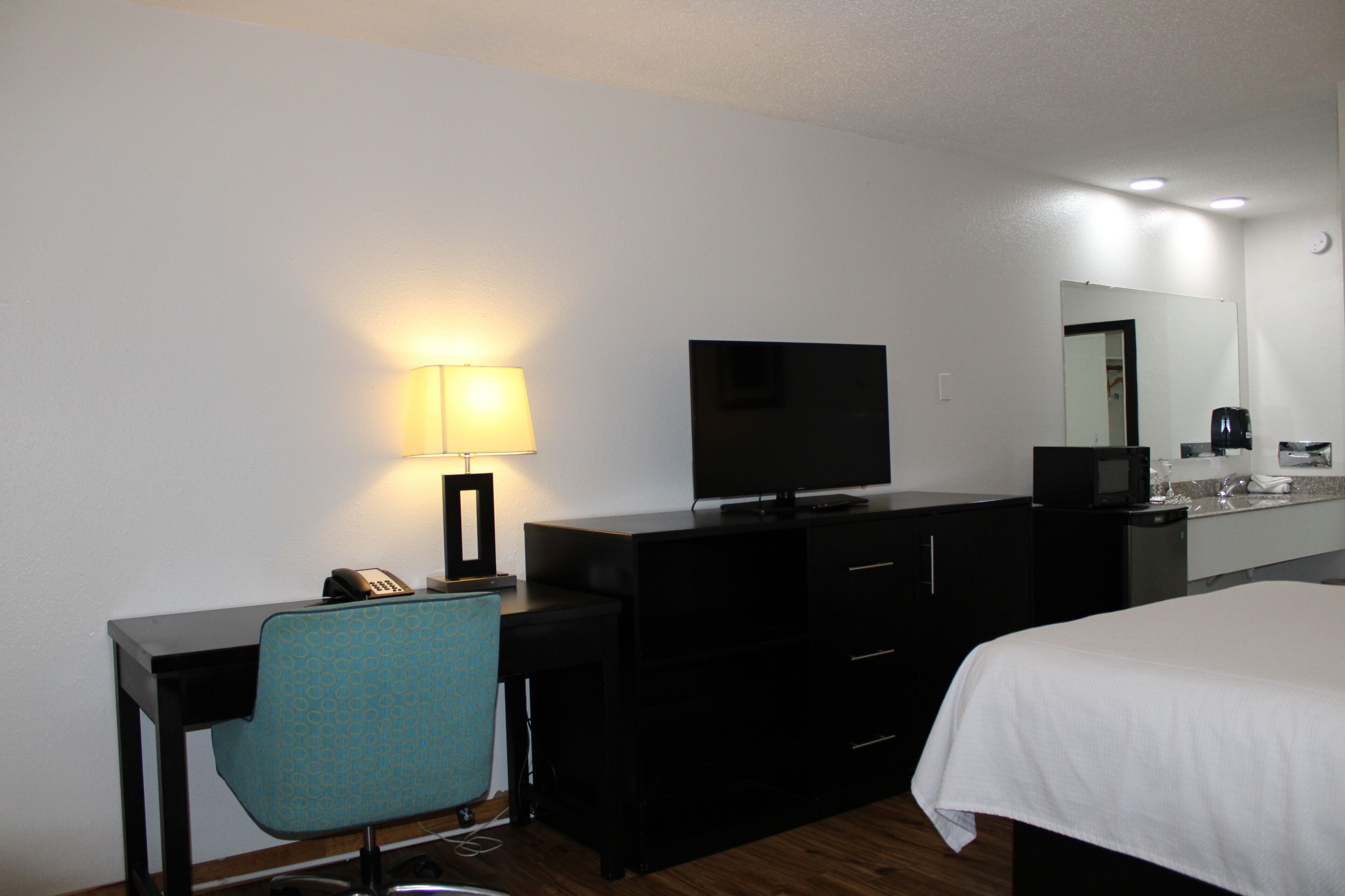 Standard Room, 1 Queen Bed | Desk, iron/ironing board, free WiFi