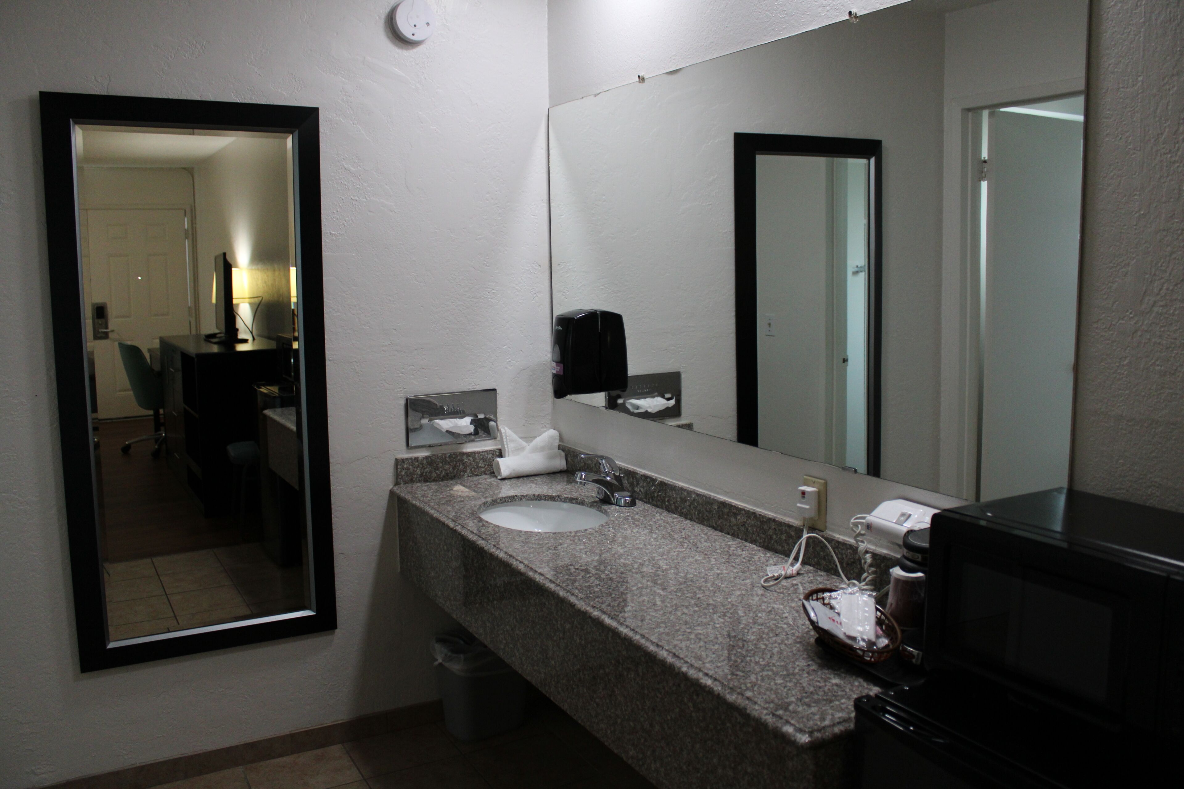 مكتب ومكواة/لوح كي وواي فاي مجانًا