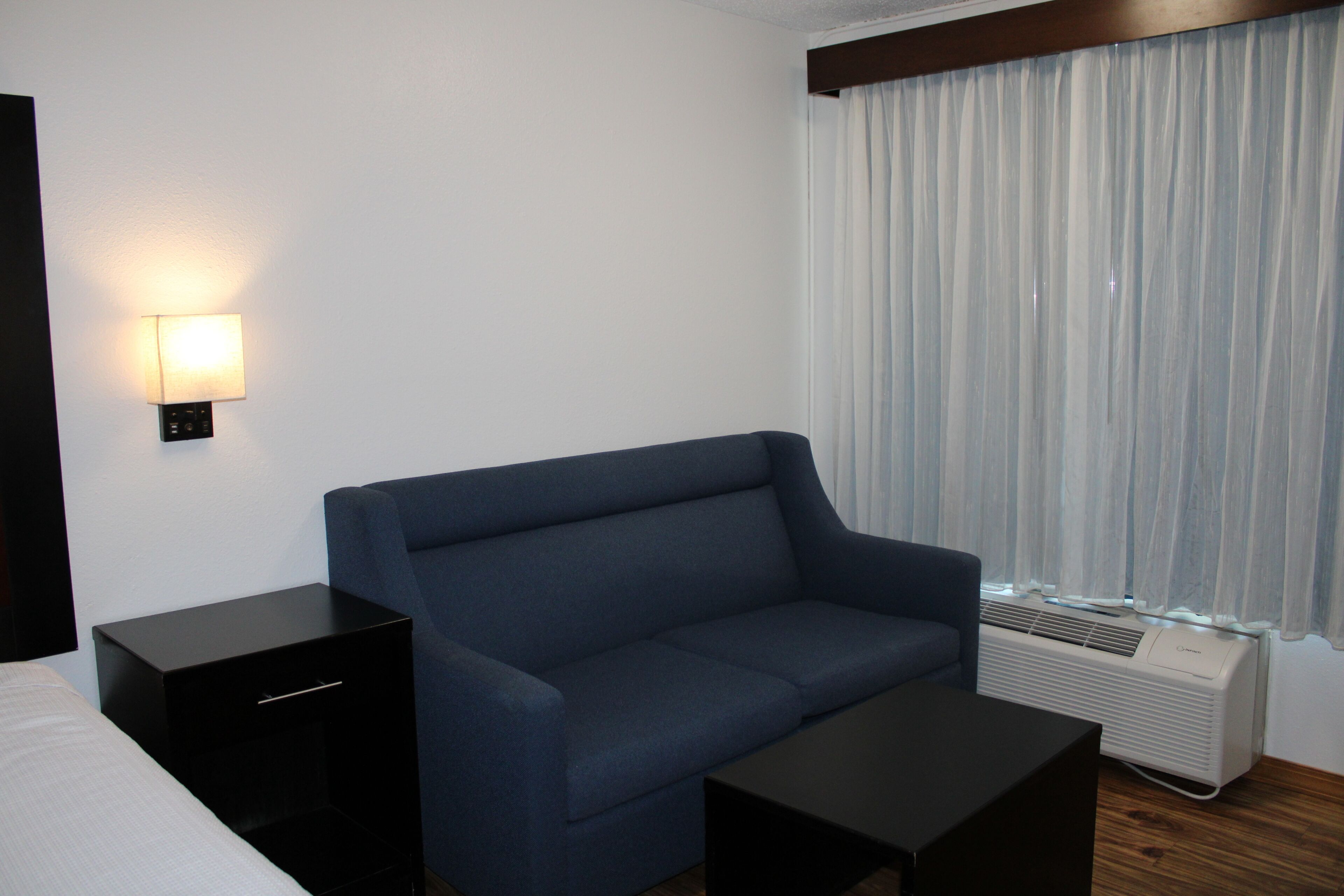 مكتب ومكواة/لوح كي وواي فاي مجانًا