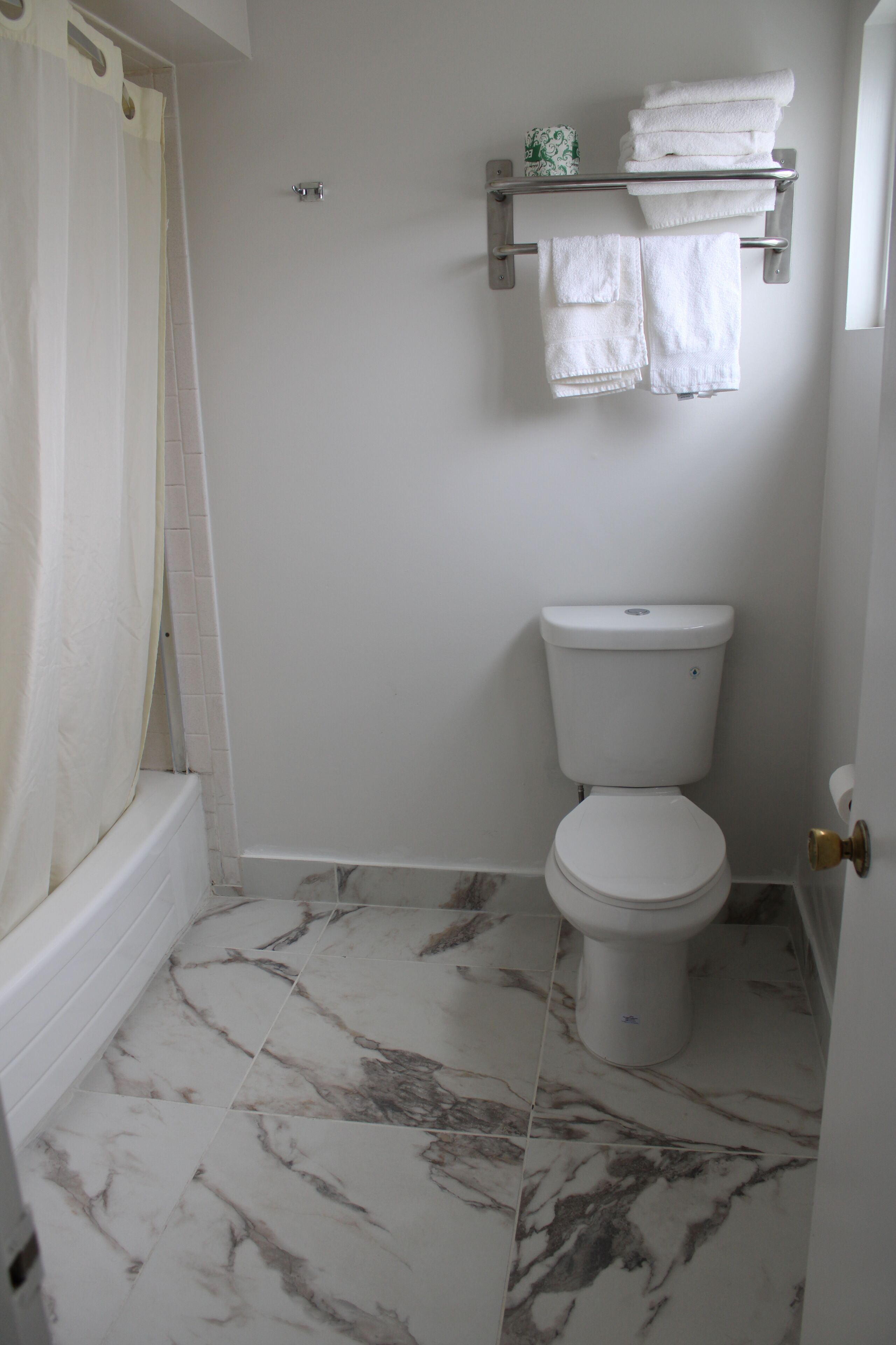 Standardværelse - 2 queensize-senge | Badeværelse | Hårtørrer, håndklæder