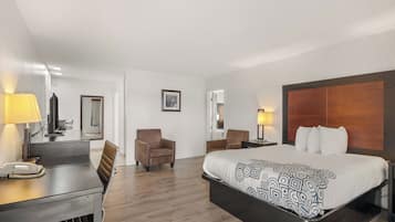 Family Room | Desk, iron/ironing board, WiFi (free), bed sheets