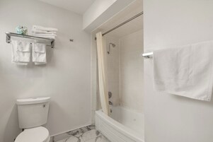 Escritorio, tabla de planchar con plancha, wifi gratis y ropa de cama