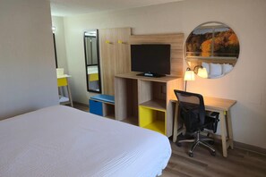 In-room safe, individually decorated, individually furnished, desk - Days Inn by Wyndham Scottsboro AL (Scottsboro)