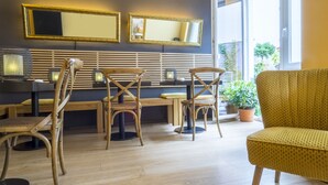Un intérieur moderne avec des meubles en bois, une grande fenêtre et une plante en pot.