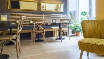 Desayuno continental diario (EUR 8 por persona)