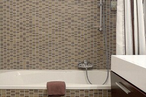 Suite | Baño | Regadera, secadora de cabello, toallas