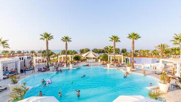 4 piscinas al aire libre, sombrillas, sillones reclinables de piscina