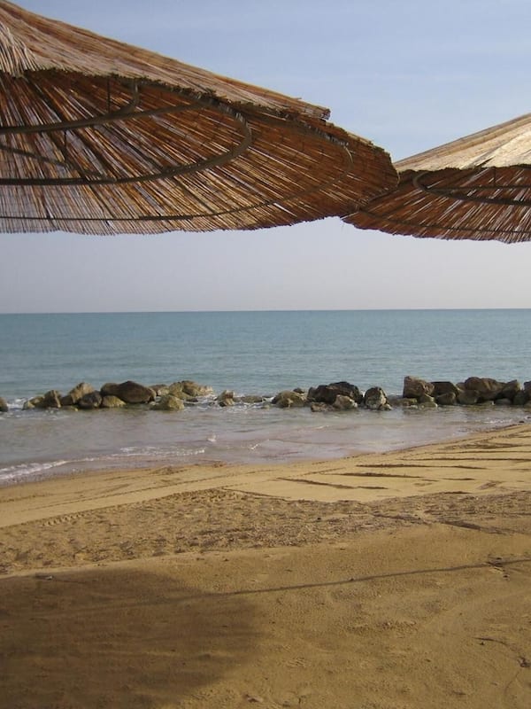 Playa privada, tumbonas, sombrillas y vóley playa