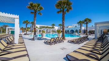 4 AuĂenpools, geöffnet von 08:00 Uhr bis 19:00 Uhr, Sonnenschirme