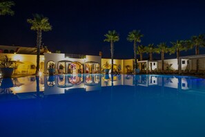 4 piscinas al aire libre, sombrillas, sillones reclinables de piscina