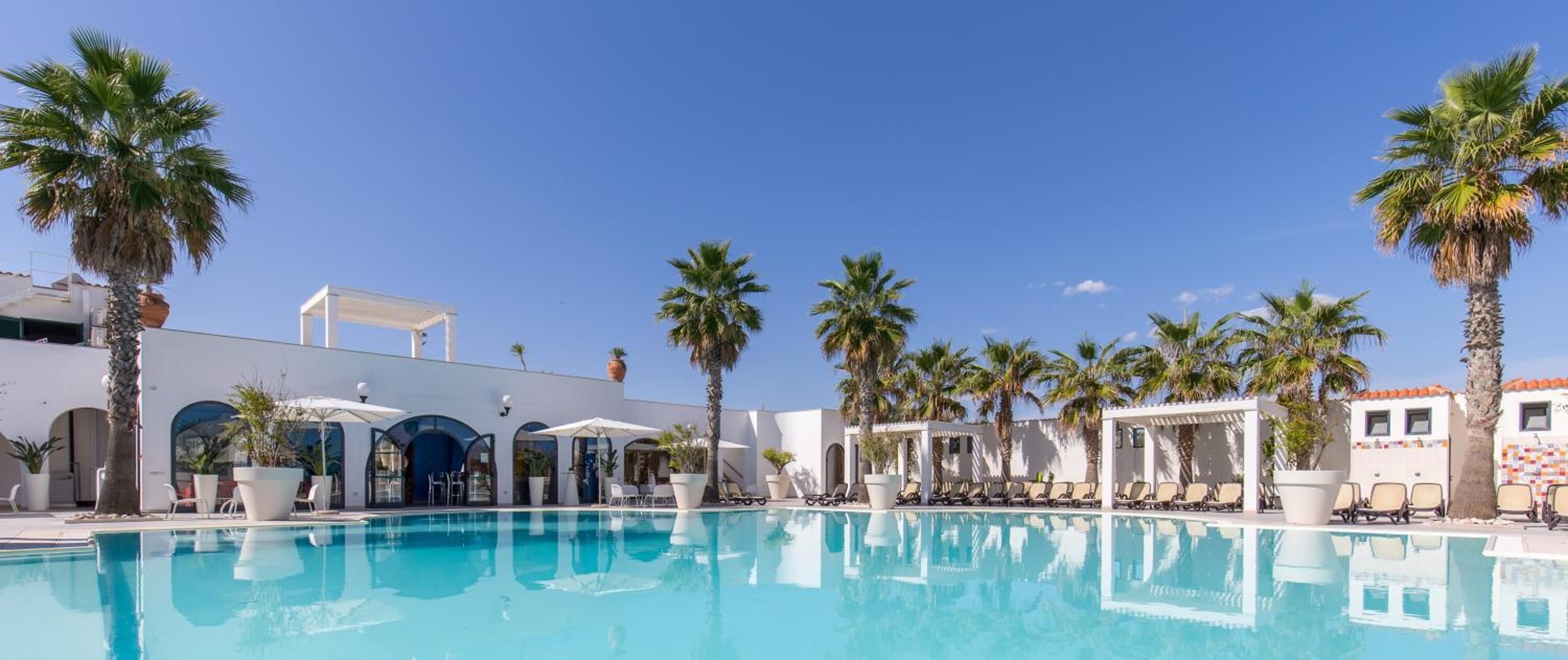 4 من حمّامات السباحة الخارجية، مظلات على حمّام السباحة، مقاعد للتشمس