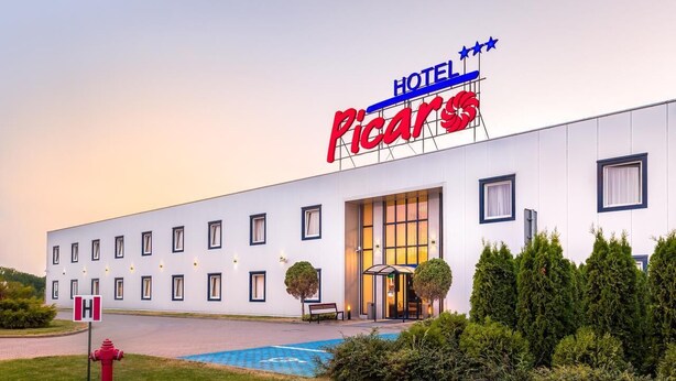 Un hotel moderno con un cartel grande que dice 