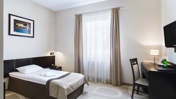 Een kluis op de kamer, een bureau, een strijkplank/strijkijzer