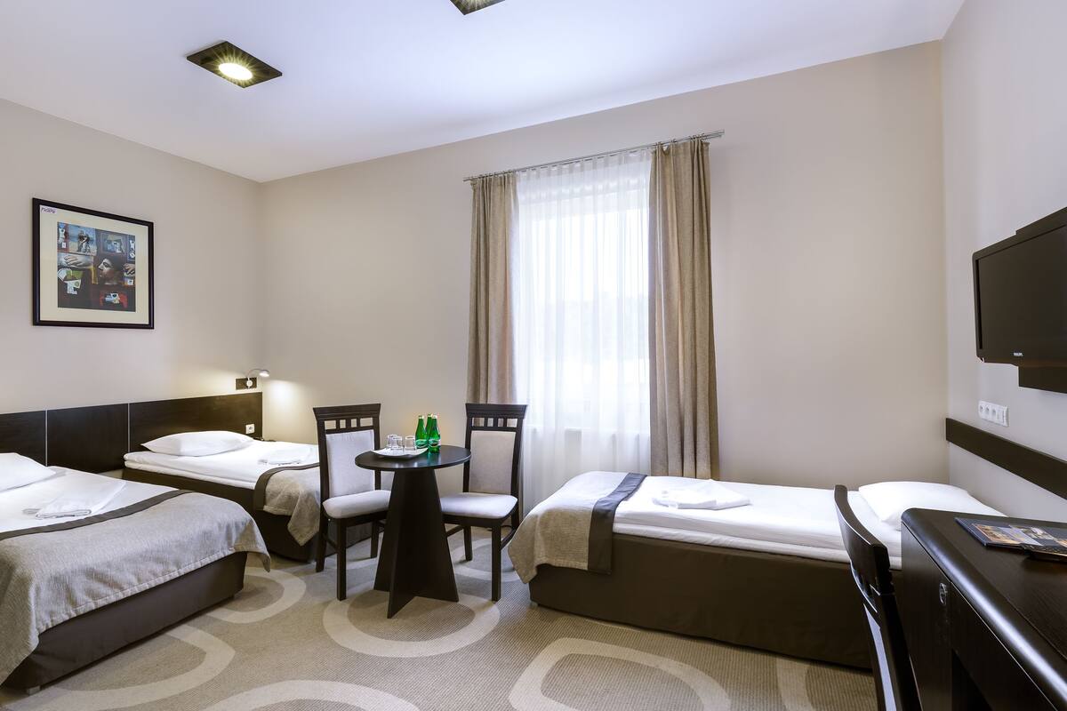 triple room | 1 bedroom, desk, iron/ironing board, rollaway beds