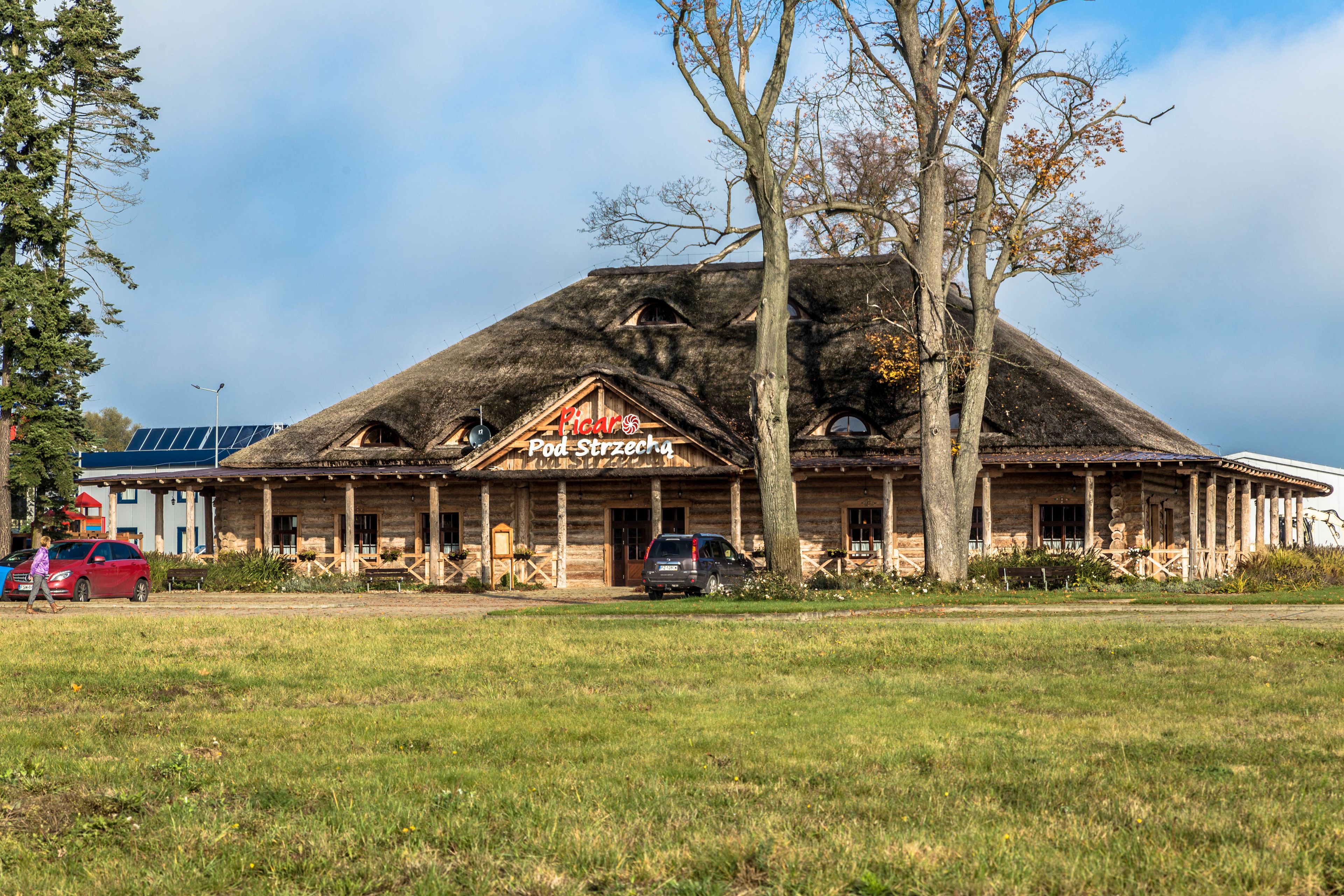 A rustic building with a sign reading "Piper's Pub Street 4".