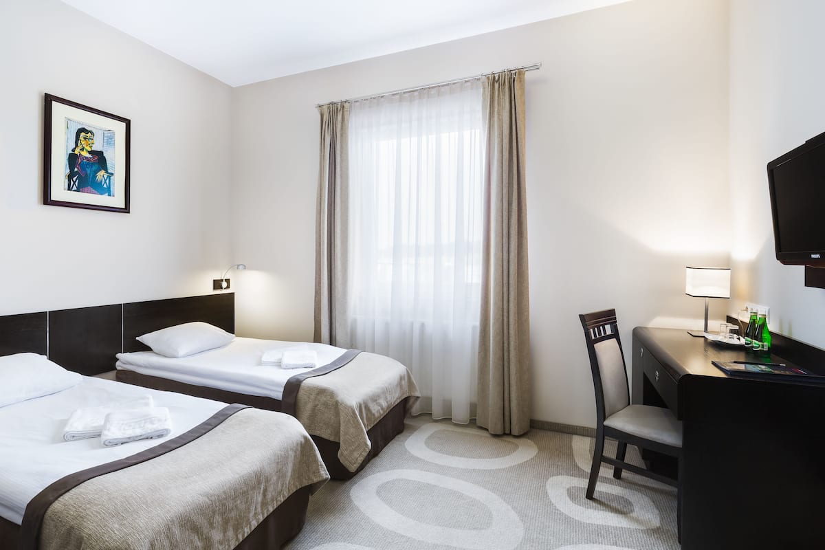 Standard Twin Room | Desk, iron/ironing board, free cribs/infant beds, rollaway beds
